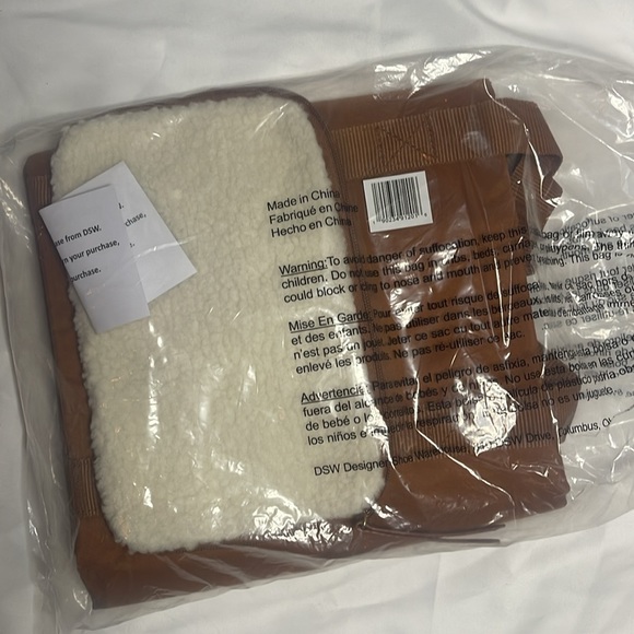 DSW Exclusive Free Weekender - Picture 7 of 7